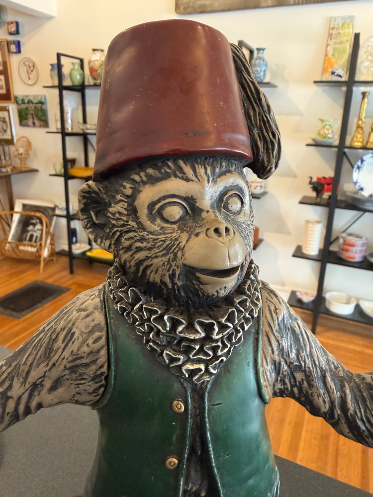 Dezine bellhop monkey table lamp